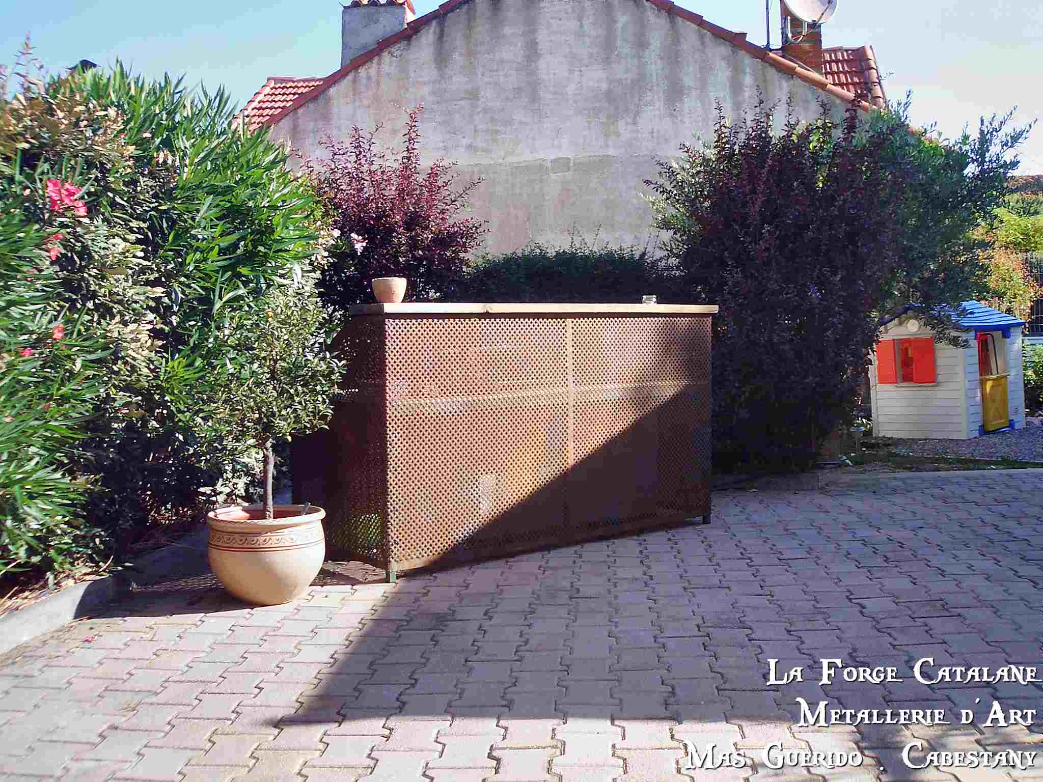 bar exterieur tole fer perforee trou carre rouille forge catalane.jpg